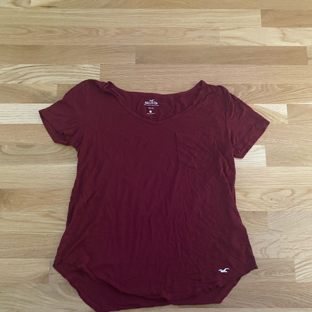Maroon Hollister tee-shirt